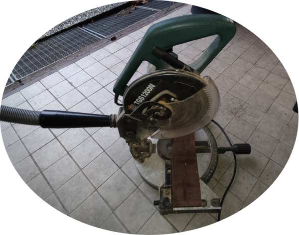 Staubsaugerschlauch mit Kappsäge