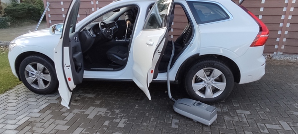 Staubsaugerschlauch gedehnt durch das Auto